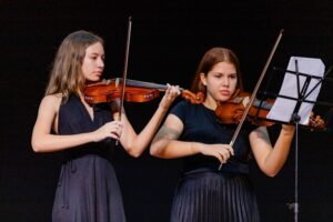 Alunas da Emosi de violino.