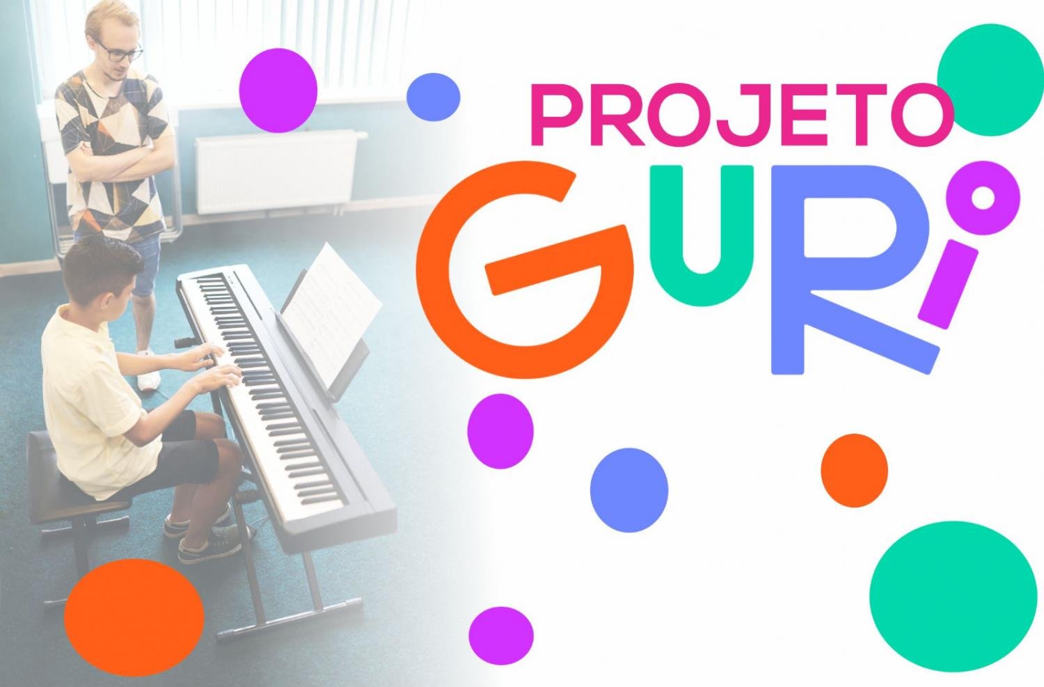 Uma criança em frente a um piano e um professor ao lado e vários círculos coloridos. Na arte está escrito “Projeto Guri”.