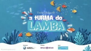 A arte de divulgação do evento mostra elementos do fundo do mar como corais, peixes e bolhas. Em destaque, lemos “Teatro Infantil a turma do LAMBA”. Na parte de baixo, há uma barra com as logomarcas da ARES-PCJ, Espaço Núcleo e Consórcio PCJ.