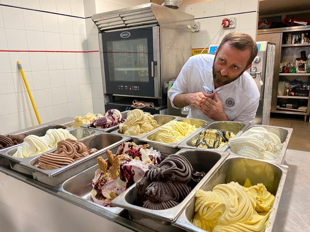 Mirko Stortini ensina alunos durante aula prática na Gelato Academy em Indaiatuba