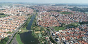 Vista aérea de Indaiatuba, uma das cidades mais desenvolvidas do Brasil segundo Firjan 2025.