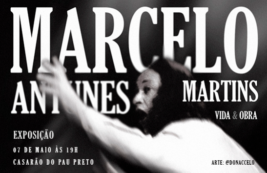 Arte com foto do artista Marcelo Antunes Martins em preto e branco.