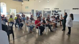 Pessoa doando sangue na campanha da FIEC em Indaiatuba