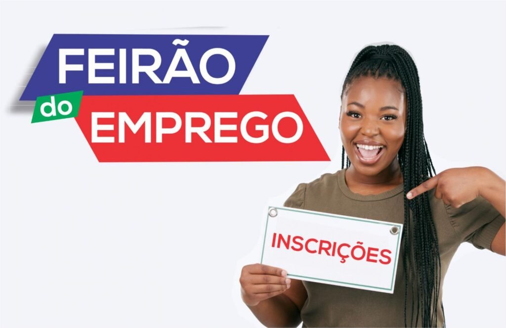 Jovem segurando placa de inscrições no Feirão do Emprego Indaiatuba 2025