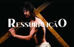 : Uma foto remetendo Jesus Cristo carregando uma cruz, escrito Ressurreição