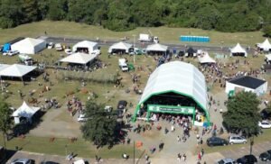Vista aérea da Feira EcoPark em Indaiatuba com tendas e visitantes no Parque Ecológico