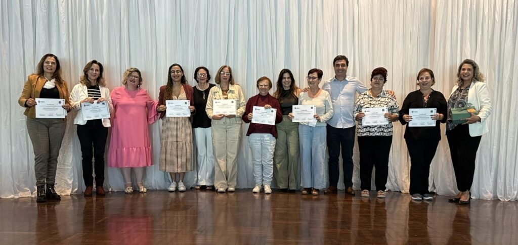 Foto com Dr. Custódio Tavares, Dra Kamila Tavares, D. Enides Nogueira, Beatriz Lara Campos, e Prof Edileny Gomes e alunas de Costura passo a passo recebendo o certificado.