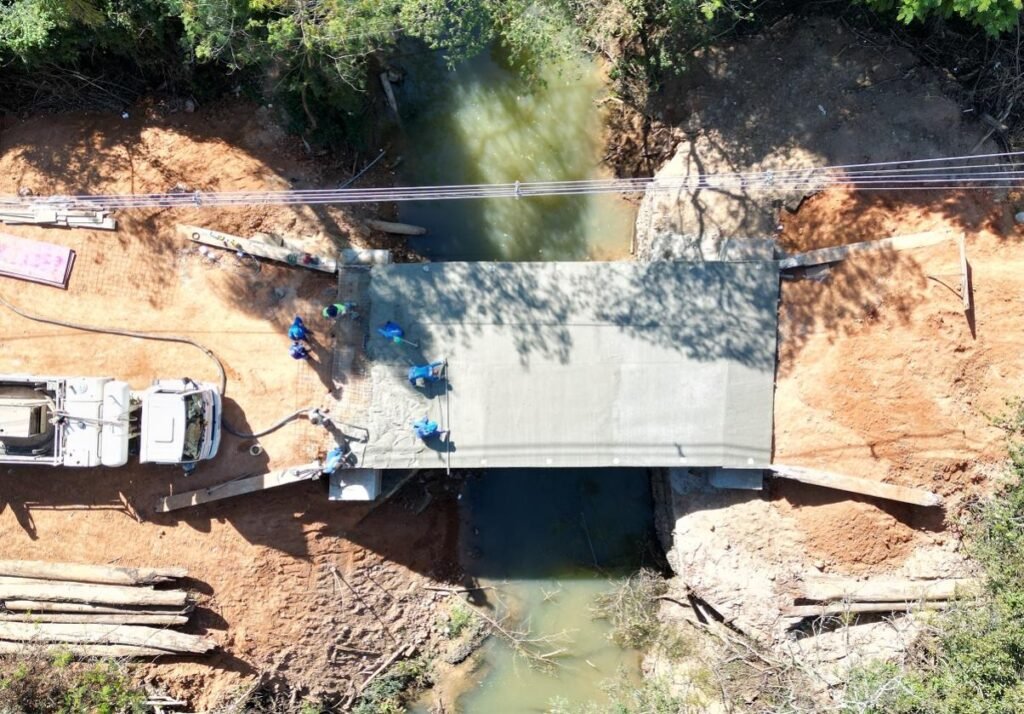 ase da nova ponte da Estrada do Mirim em Indaiatuba, com estrutura de concreto recém-concretada