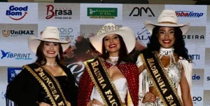 Rainha, Princesa e Madrinha FAICI 2025 posam para foto após a coroação em Indaiatuba