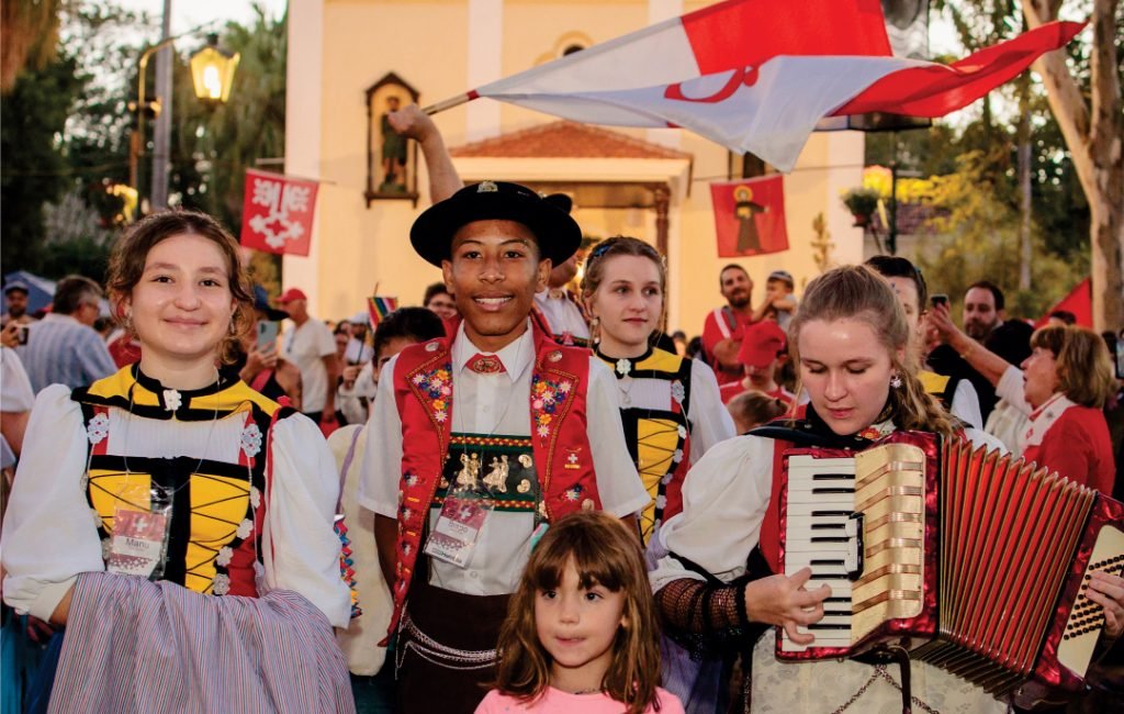 esta da Tradição Suíça na Colônia Helvetia em Indaiatuba com música e dança folclórica
