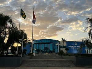 Fachada da Prefeitura de Indaiatuba com bandeiras e céu azul, representando o concurso público 2025
