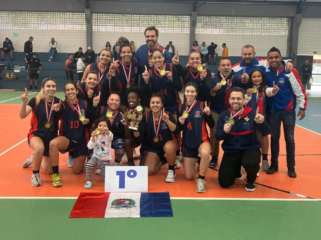 tletas do basquete feminino de Indaiatuba recebendo medalha de ouro nos Jogos Regionais 2025