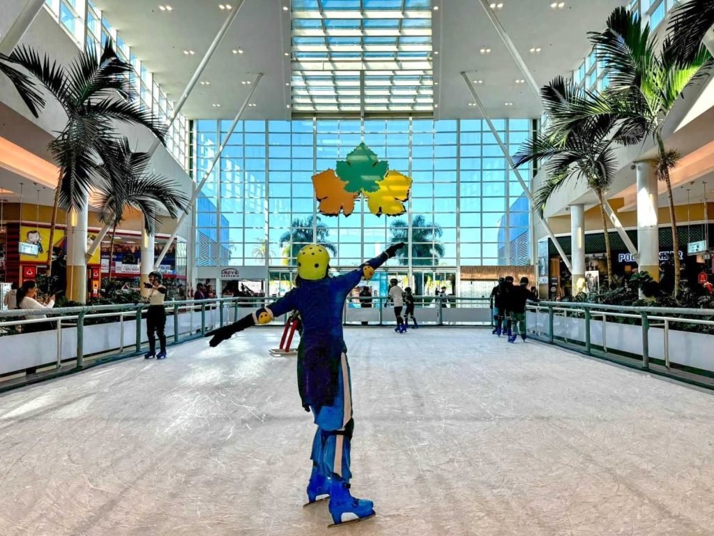 Foto de divulgação da pista de patinação no gelo no polo shopping indaiatuba