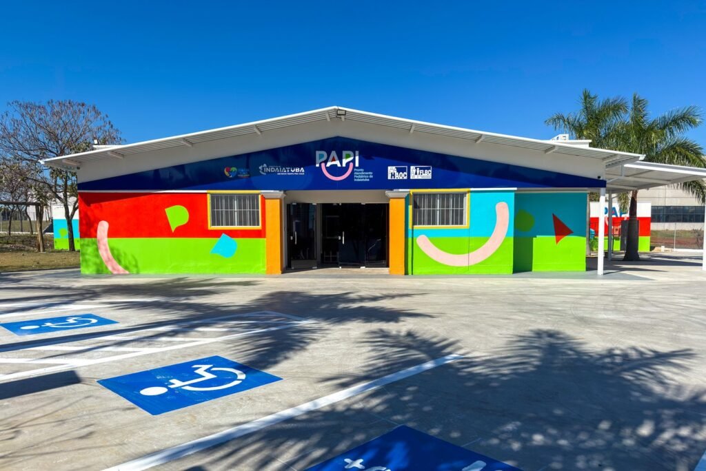 Fachada colorida do Pronto Atendimento Pediátrico (PAPI) de Indaiatuba com logos e frase "Cidade da Criança"