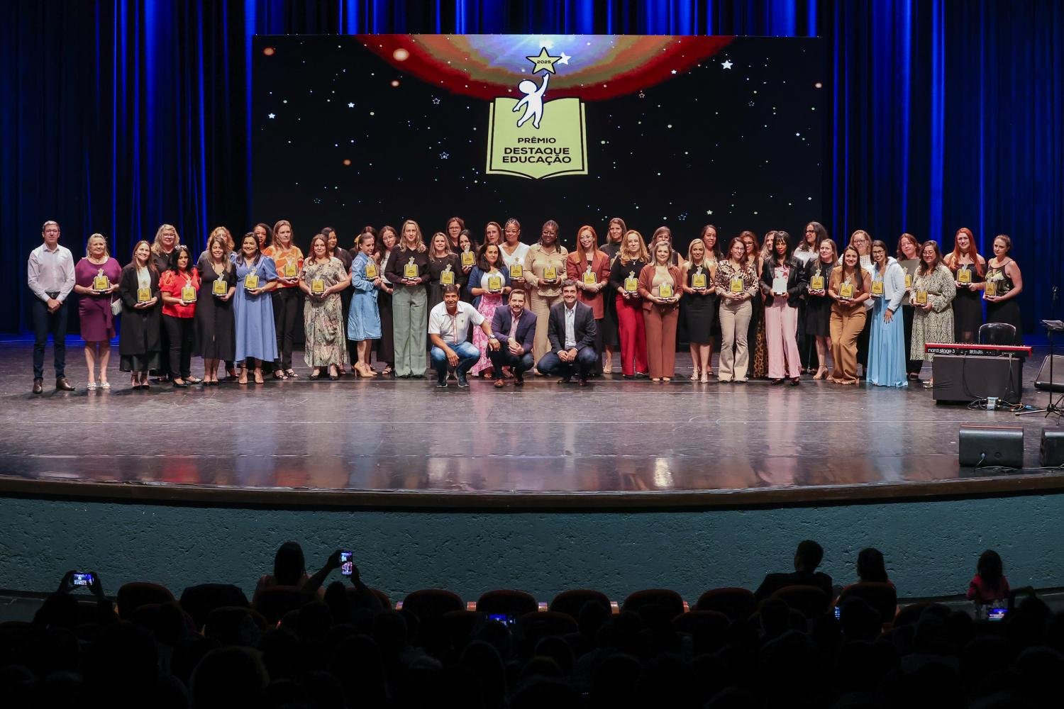 Professores homenageados no palco do Ciaei no Prêmio Destaque Educação 2025 em Indaiatuba