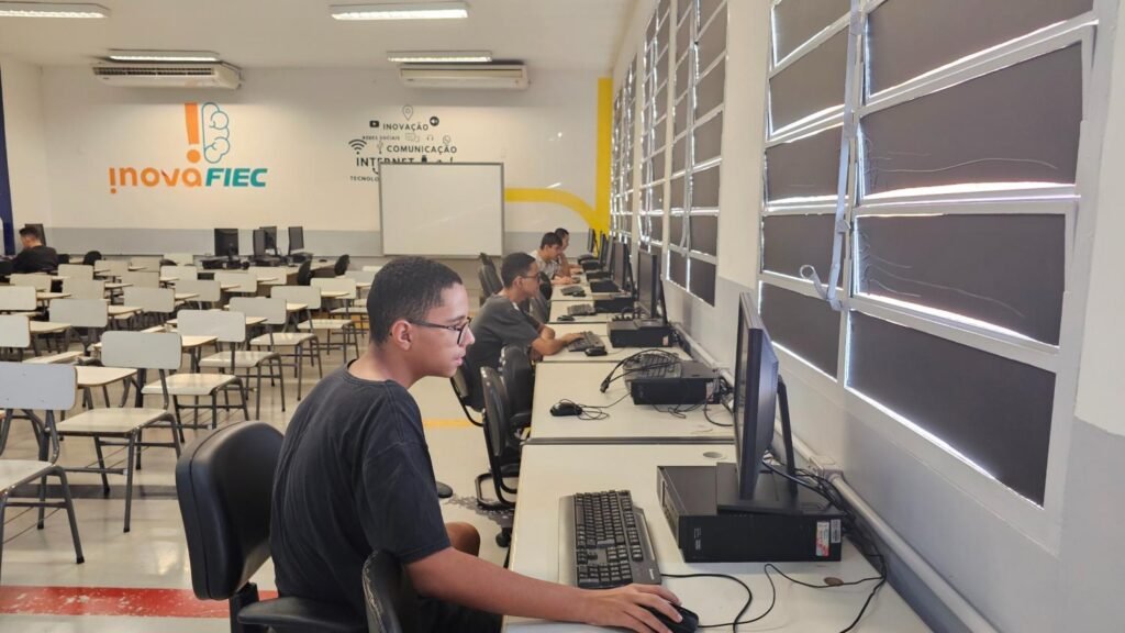 Alunos em sala de informática durante curso gratuito da FIEC em Indaiatuba