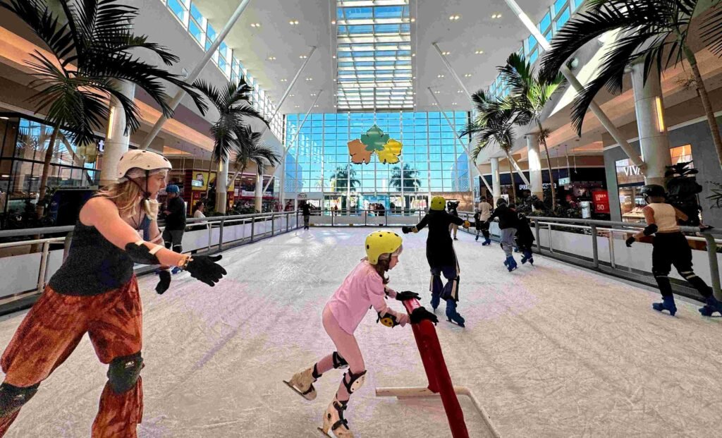 Crianças patinando na Pista de Patinação no Gelo do Polo Shopping Indaiatuba