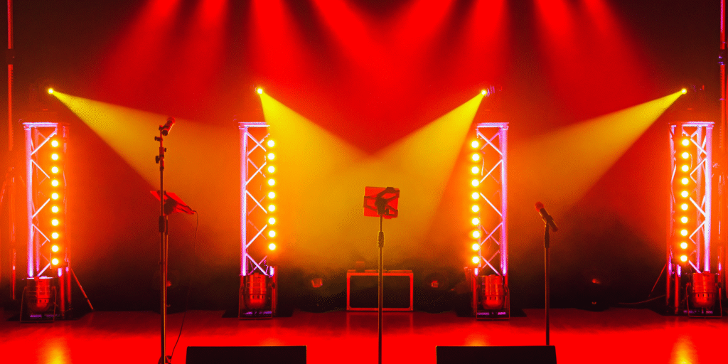 Palco de em show cultural iluminado representando eventos culturais em Indaiatuba