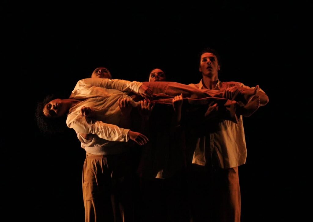 Foto de bailarinoS em performance durante o espetáculo de dança Êxodos que acontecerá em Indaiatuba.