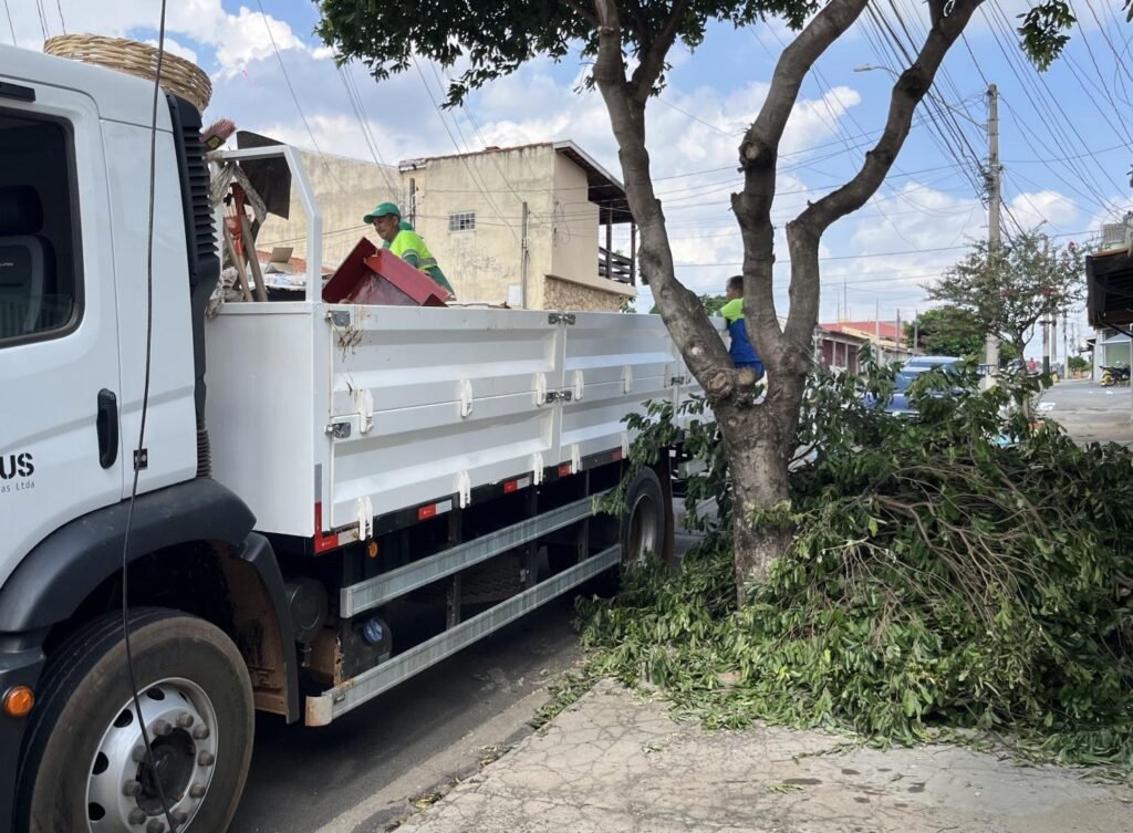 Caminhão da Operação Cata Bagulho recolhendo móveis em Indaiatuba